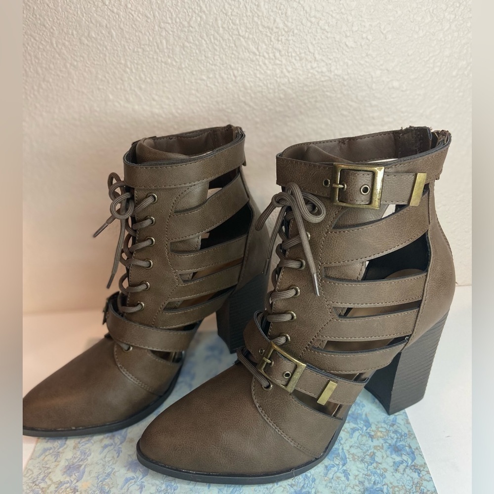 Bamboo~NIB~Faux Leather Lace Up & Double Buckle Cage Style Ankle Boot~Size 10 - Picture 5 of 14